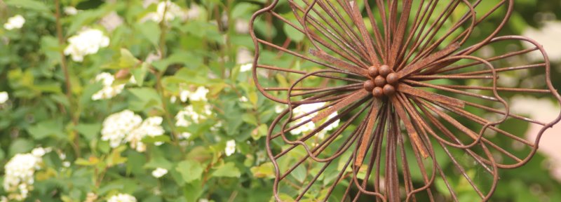 Blume aus rostigem Draht geschweißt